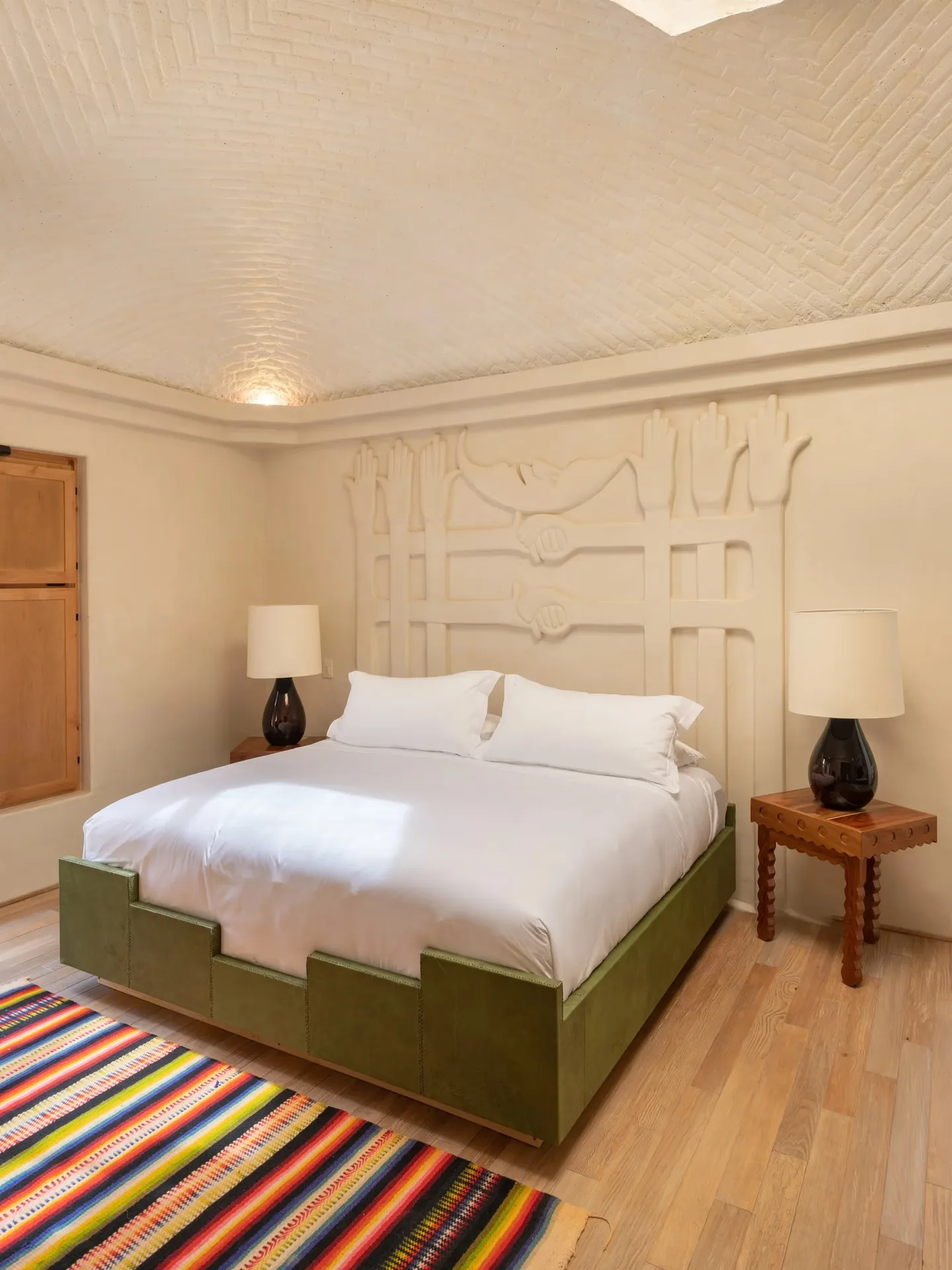 Recámara elegante con tonos neutros y diseño minimalista en La Valise San Miguel Hotel.