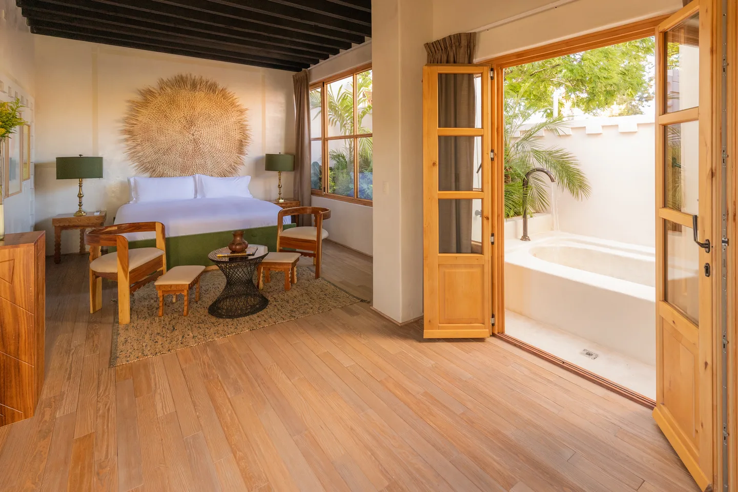 Aura Suite con puertas abiertas a su terraza privada y bañera exterior — La Valise San Miguel de Allende