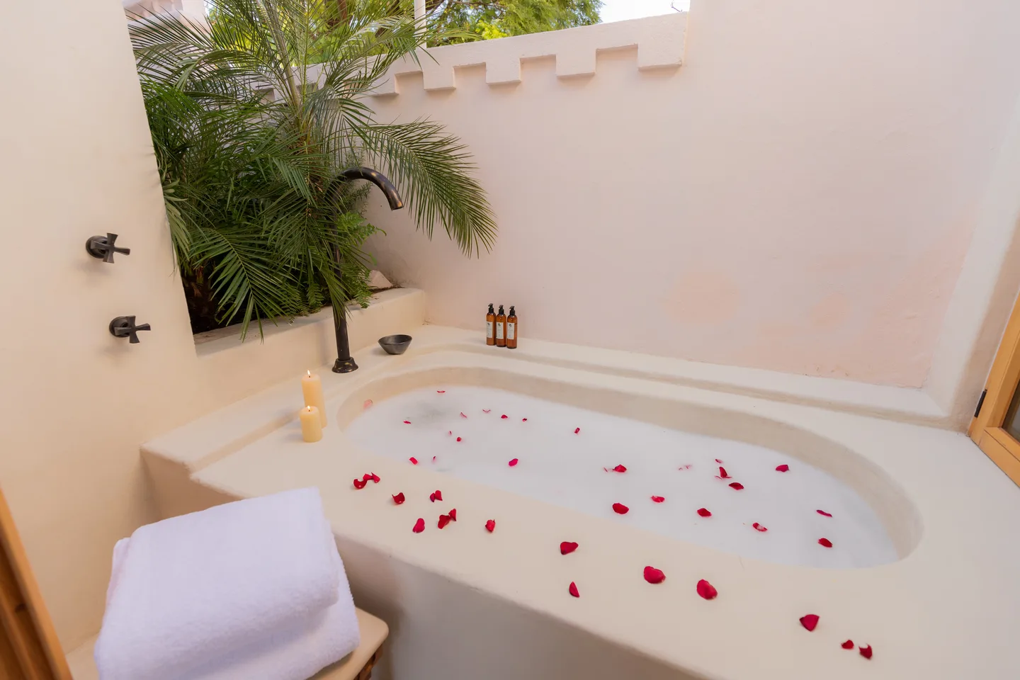 Bañera exterior con pétalos de rosa en la terraza privada de la Aura Suite — La Valise San Miguel de Allende