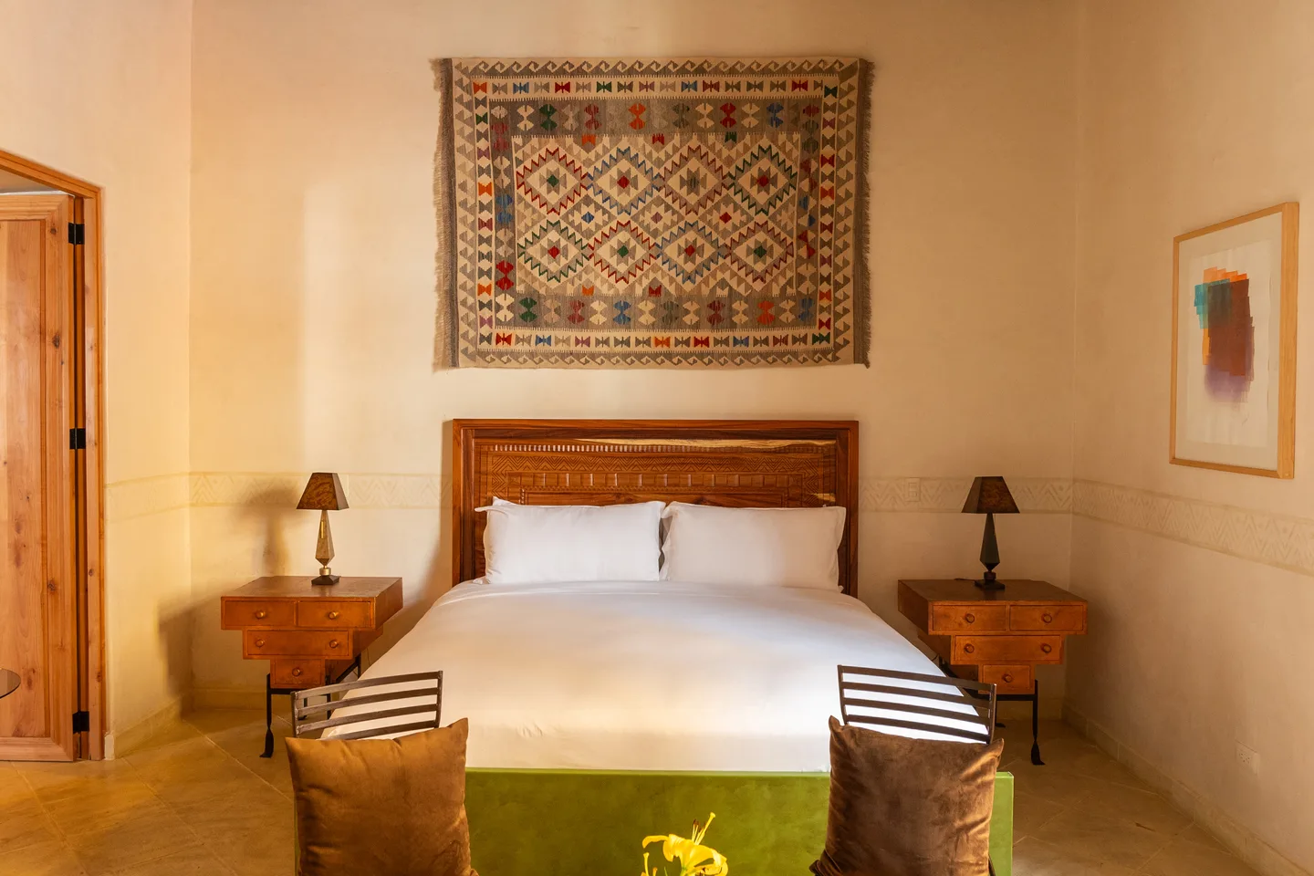 Cama king bajo un textil mexicano tejido en la Cóatl Suite — La Valise San Miguel de Allende